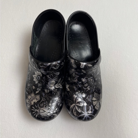 Dansko Black Floral Metallic Print Patent Leather Clogs Size 37 US Size 6.5 - 7 - Picture 3 of 12